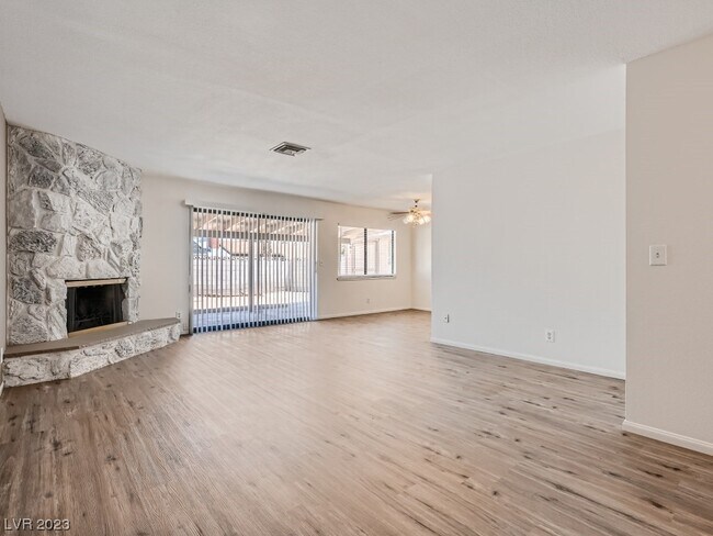 Building Photo - 2422 La Luna Dr