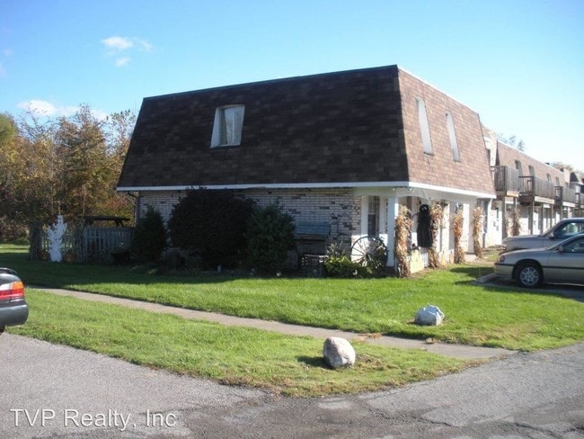 Building Photo - 1442 W River Rd N