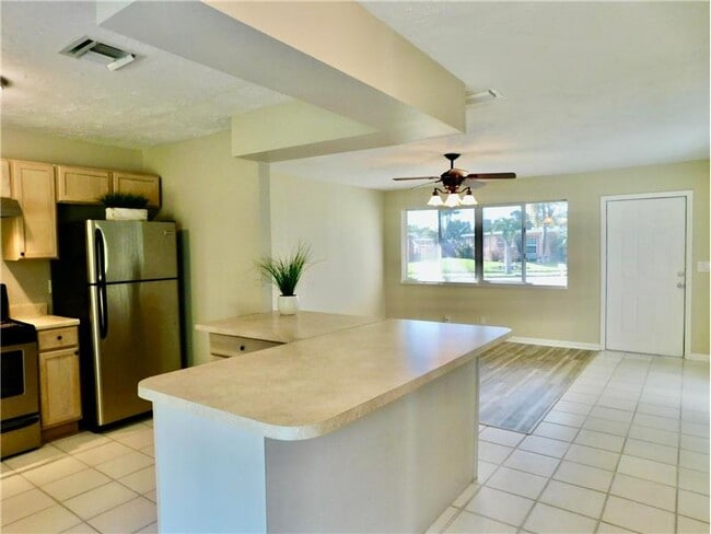 Building Photo - 1214 Lake Geneva Dr