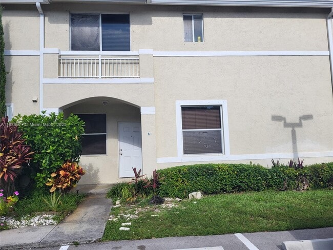 Foto del edificio - 820 NE 212th Terrace