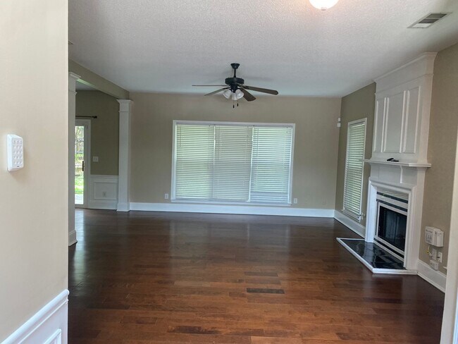 Foto del edificio - Prime location, HOA controlled community, ...