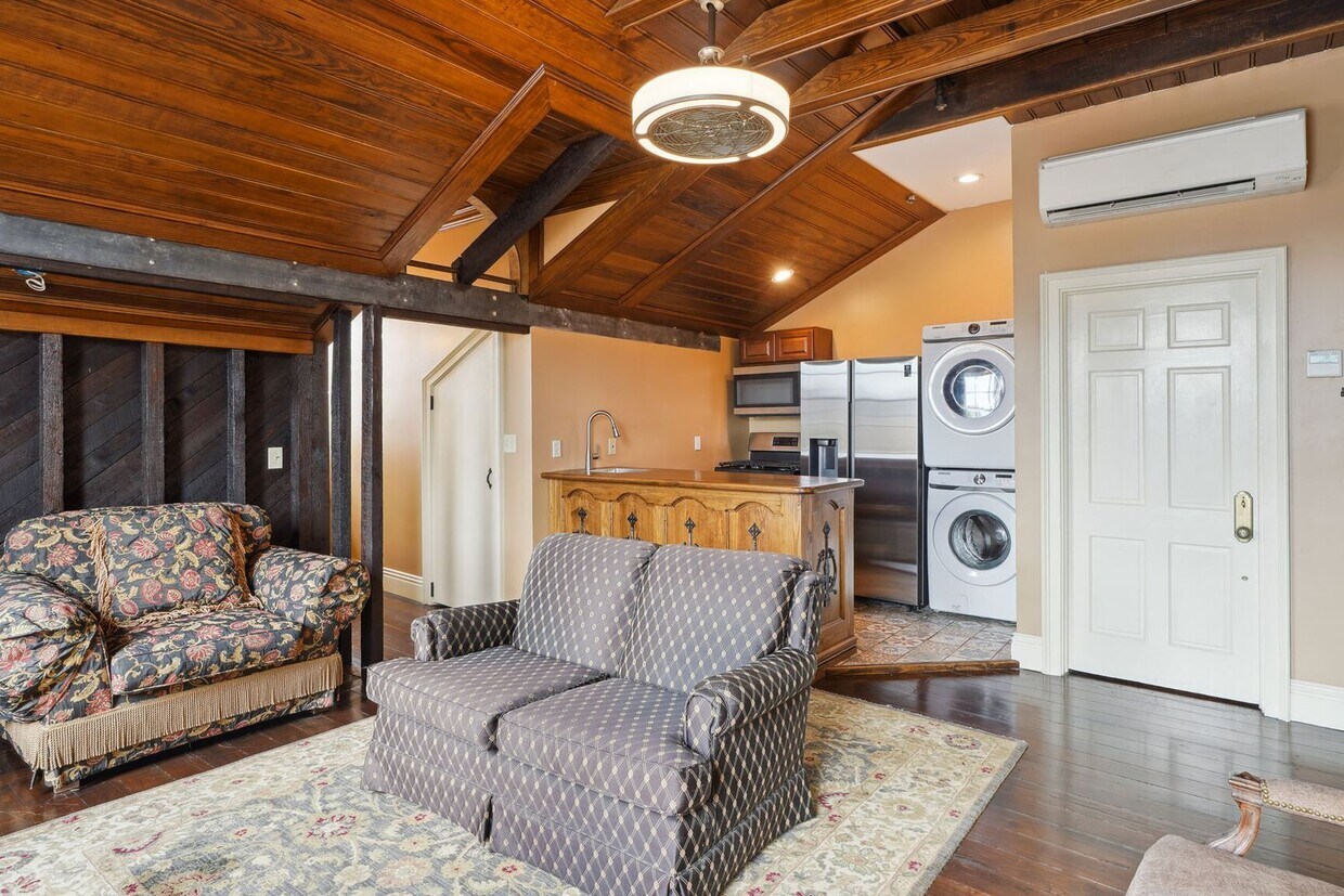 Primary Photo - Xiques House
