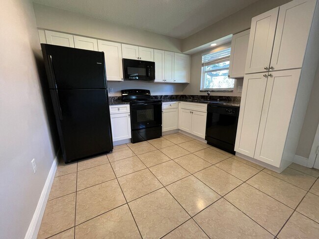 Foto del edificio - ANNUAL RENTAL - POINCIANA 1 BED / 1 BATH