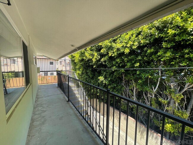 Foto del edificio - 2254.5 Garnet Ave