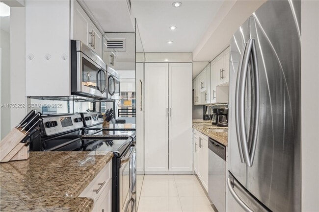 Building Photo - 3505 S Ocean Dr