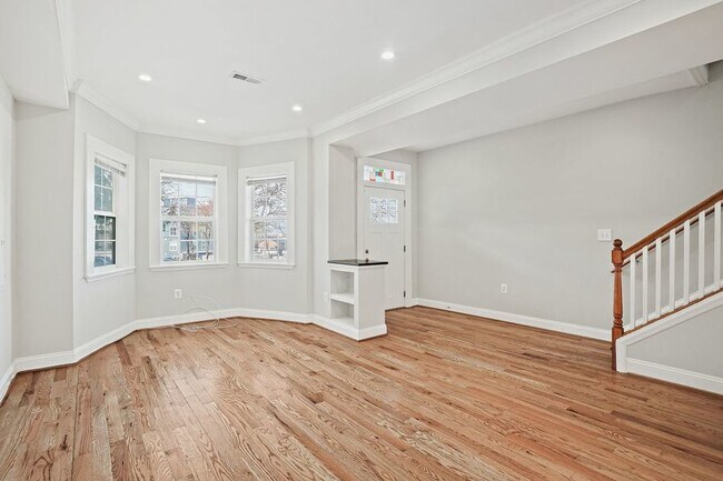 Foto del edificio - Charming 4 Bedroom Steps from the Waterfro...