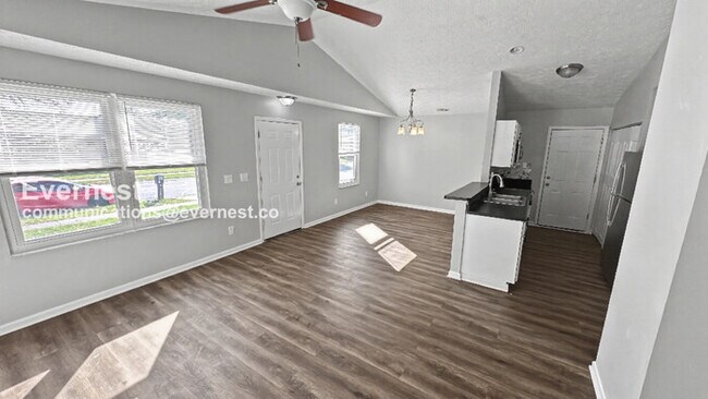 Foto del edificio - 4 Bed, 2.5 Bath Home with Fenced Yard & Garage / Pet-Friendly / Available Now!