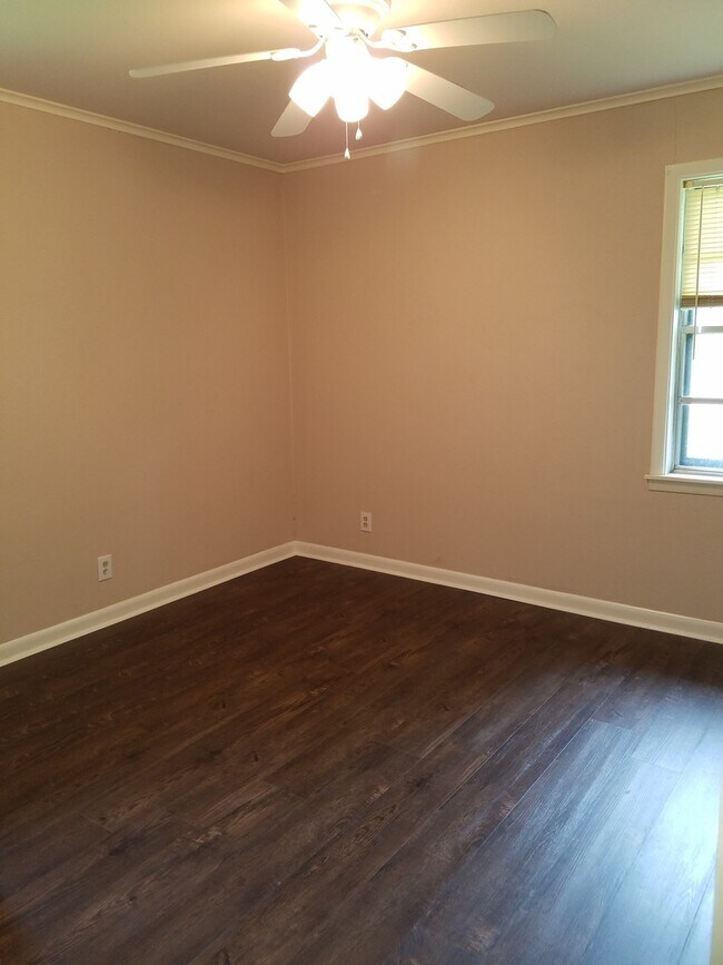 Building Photo - *3/2*SOUTHERN HILLS/SOUTHWOOD*FRESH PAINT*