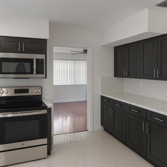 Foto del edificio - 22141 Aquila St