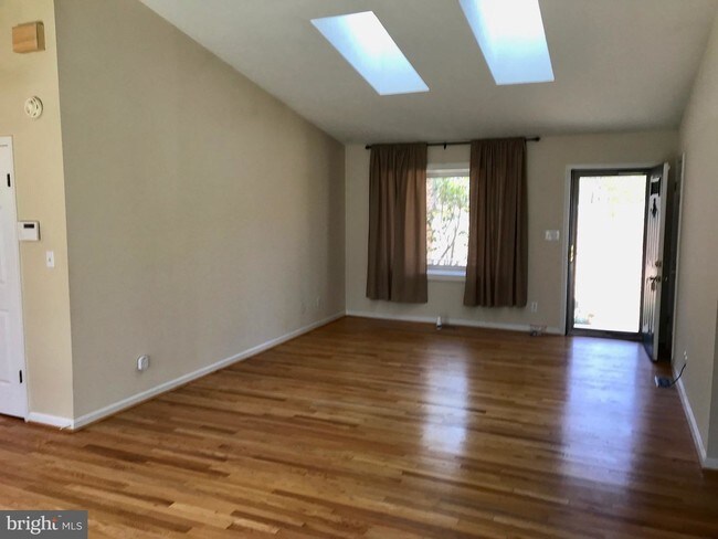 Building Photo - 830 Willow Way
