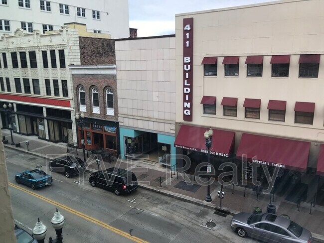 Building Photo - 402 S Gay St