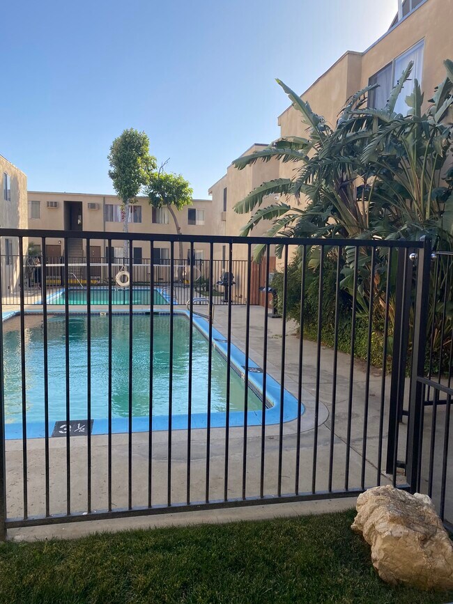 Foto del edificio - 21601 Strathern St