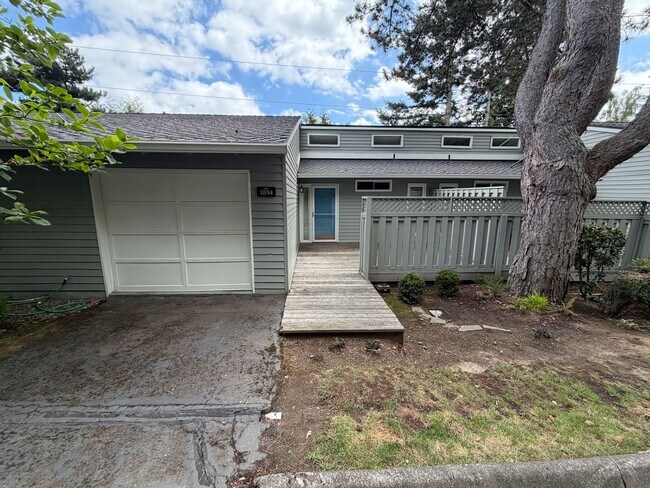 Foto del edificio - Charming Condo Located in the Highly Desirable Mountain Park Neighborhood of Lake Oswego.