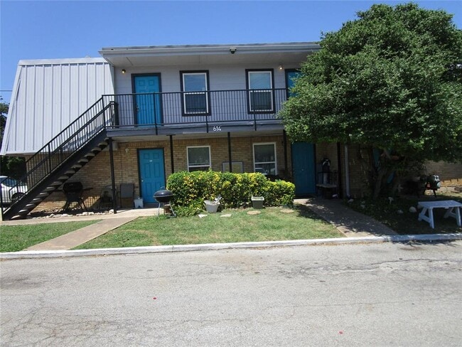 Building Photo - 616 Londonderry Ln