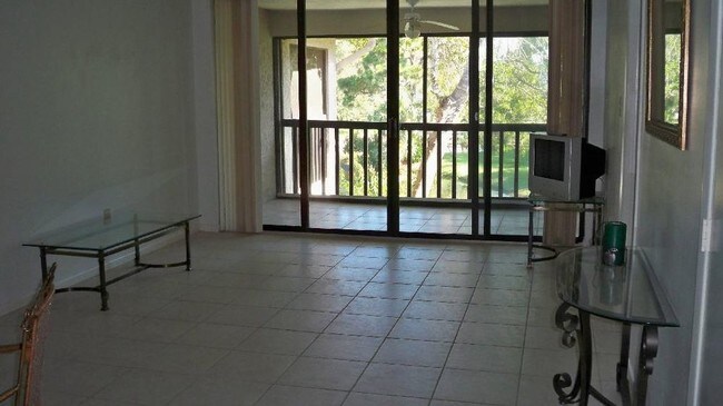 Building Photo - 2 Bedroom 2nd floor unit