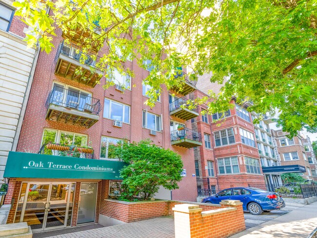 Building - 435 W Oakdale Ave