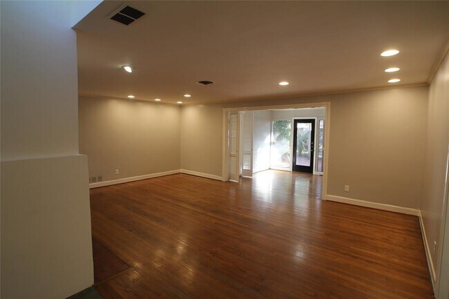 Building Photo - 2341 Bolsover St