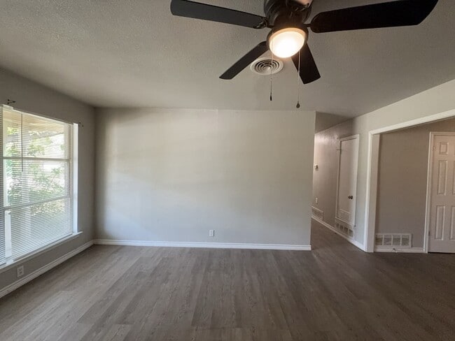 Building Photo - 3316 Shorewood Dr