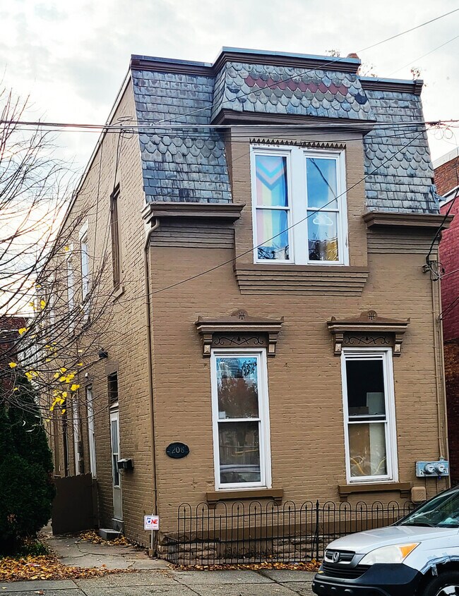 Building Photo - 208 E 9th St