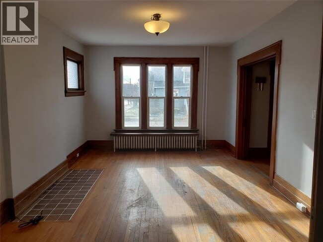 Photo du bâtiment - 182 Brock St N