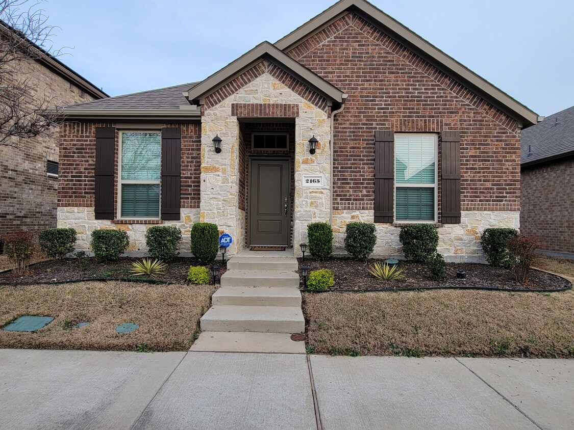 3 bedroom, 2 bath home in Valencia on the Lake community - 2165 Miramar Dr