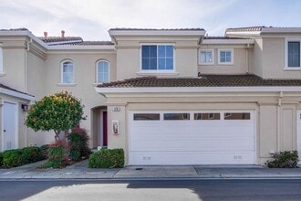 Building Photo - 370 Sandhurst Dr