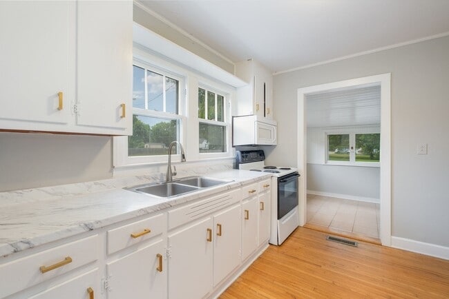 Building Photo - Charming Renovated Home Near MTSU – 3 Bed ...