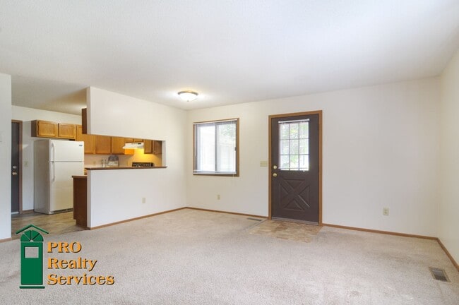 Building Photo - 2 Bedroom Townhome in Oakdale
