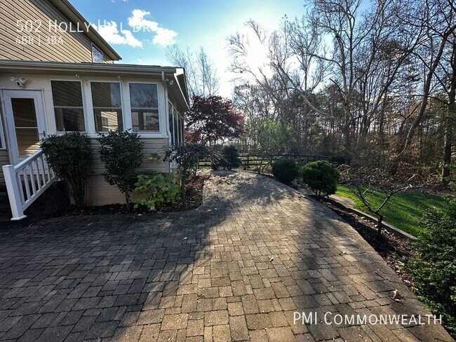 Building Photo - 4 Bed / 2.5 Bath Single Family (Available ...