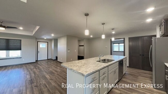 Building Photo - 3 Bed 2 Bath Townhome w/ Double Garage in Southeast SF