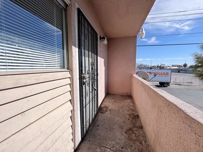 Building Photo - Remodeled 2 Bedroom and 1 Bath Unit Near E...