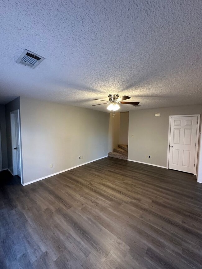 Building Photo - 411 Valley Dr