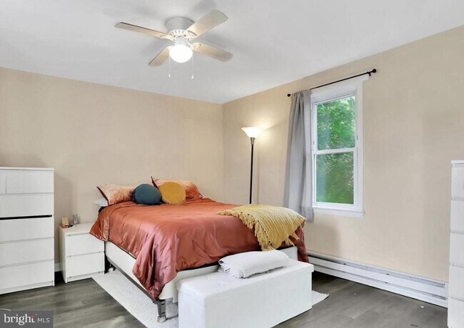 Foto del edificio - 316 W 9th St