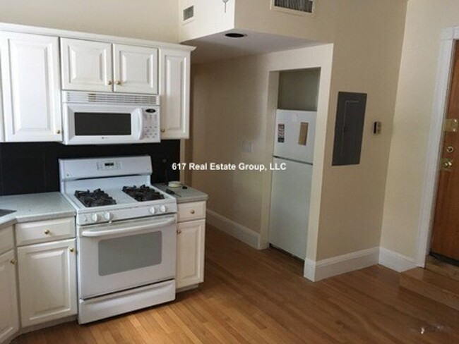 Building Photo - Large 2 bed. 2 Full Bathrooms. One Parking...