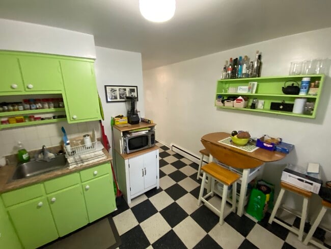Building Photo - 1 Bed 1 Bath Unit