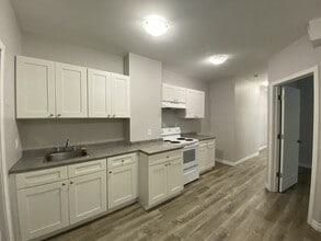 Building Photo - 258 Robinson St