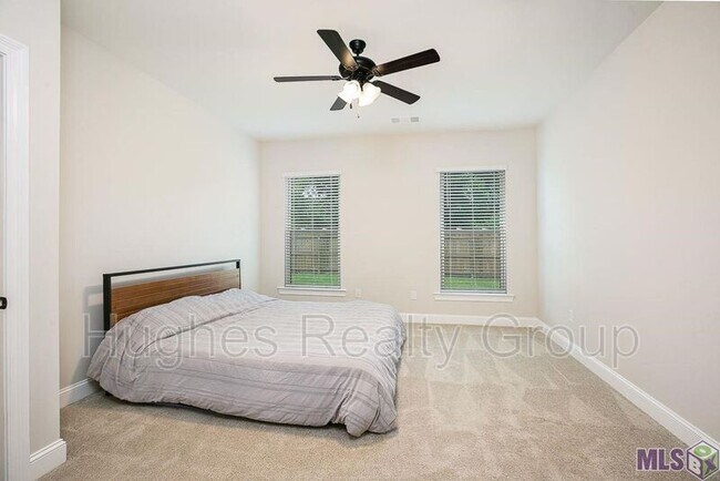 Foto del edificio - 124 Lake Breeze Dr