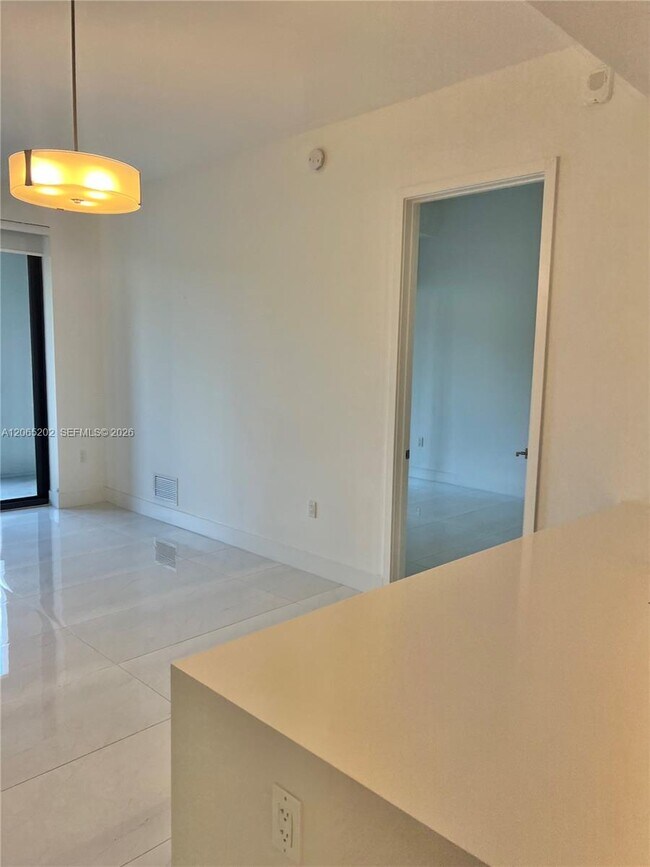 Foto del edificio - 301 Altara Ave
