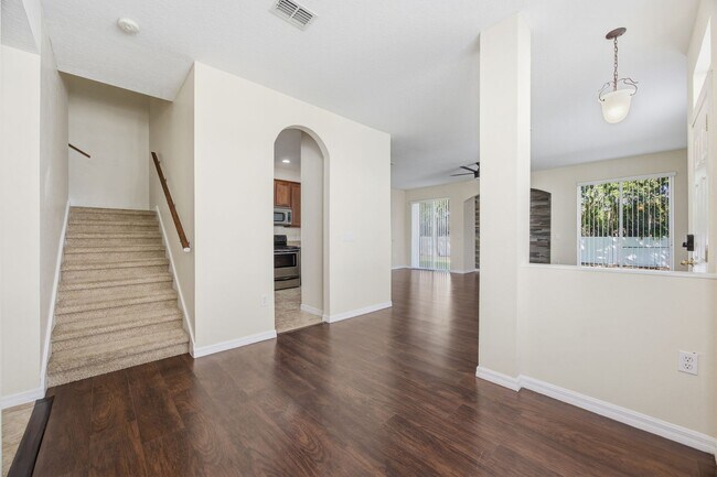 Building Photo - 3 Bed / 2.5 Bath Townhome – 2-Car Garage | Kissimmee, FL