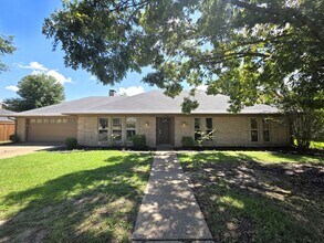 Building Photo - 1404 Woodbridge Dr