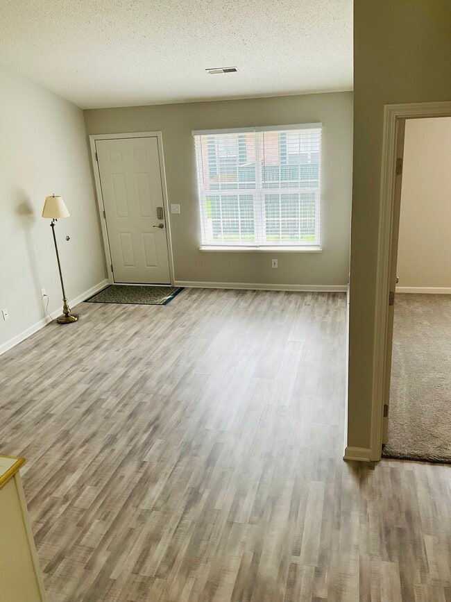 Family Room - 982 Kingsbury Ct
