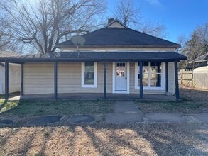 Building Photo - 626 Holly St