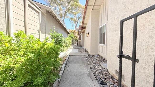 Building Photo - 750 N Paradise Valley Ct