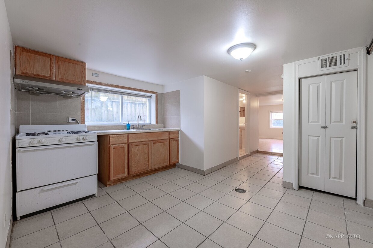 kitchen - 3121 W 39th Pl