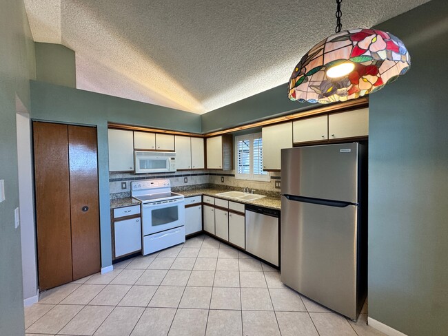 Building Photo - 3 Bed/2 Bath