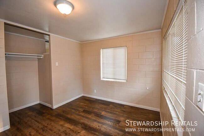 Building Photo - Cozy 1 bd duplex in Oakridge!