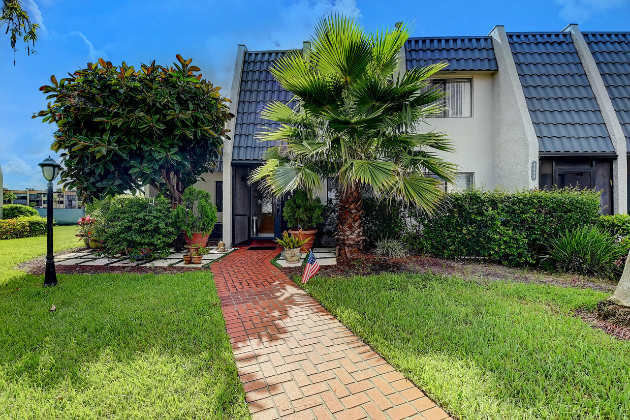 Primary Photo - 4456 Fountains Dr
