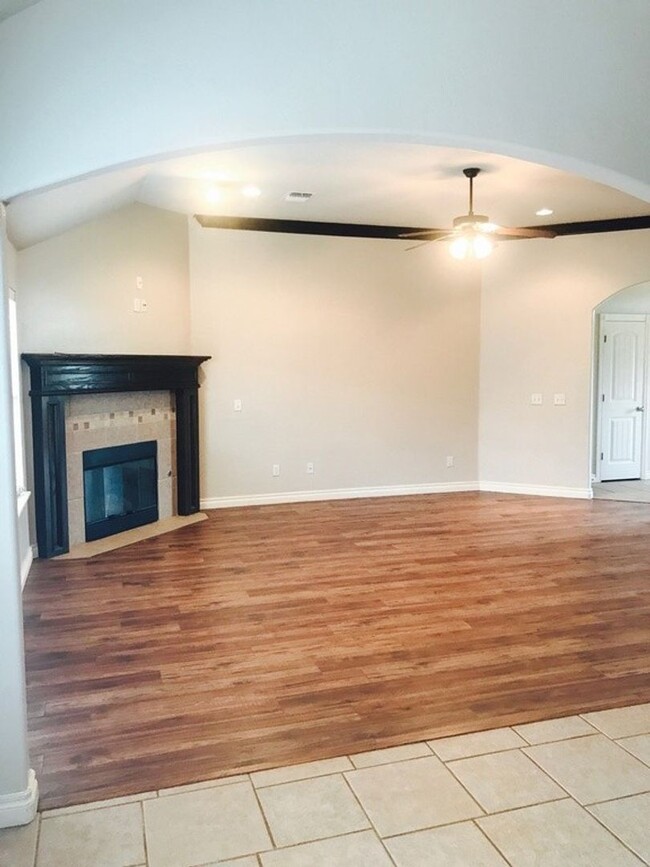 Foto del edificio - Gorgeous 3 bed 2 bath 3 car garage