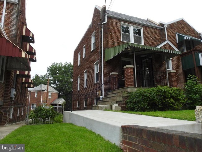 Building Photo - 1224 Buchanan St NE