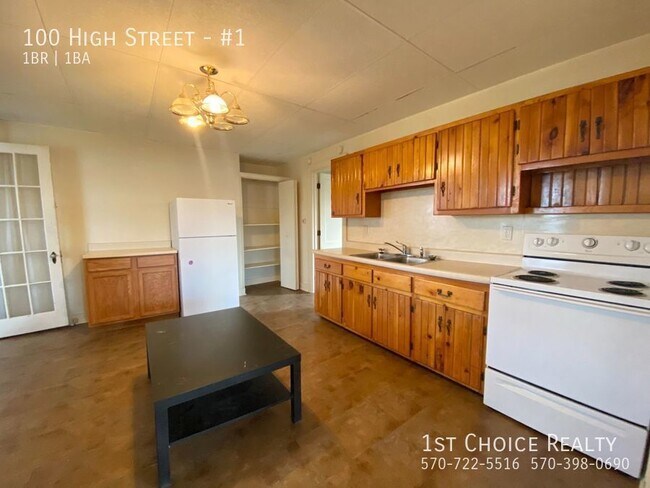 Building Photo - Large 1st floor 1 bedroom with heat, water...